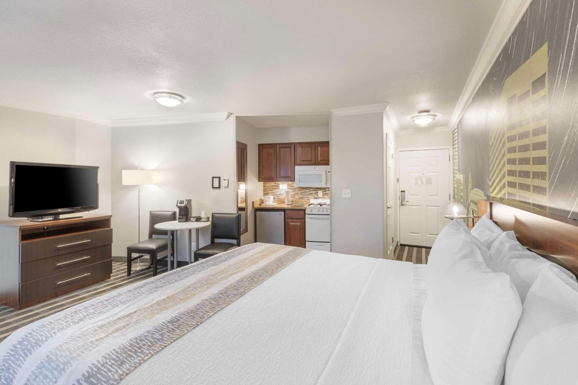 Best Western Plus Milwaukee West Exterior photo