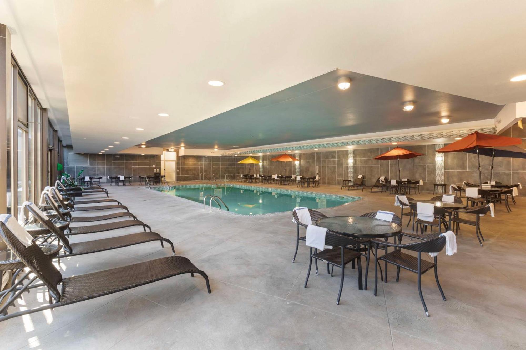 Best Western Plus Milwaukee West Exterior photo